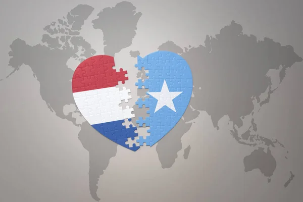 Serce Puzzle Flagą Narodową Somalii Holandii Tle Mapy Świata Concept — Zdjęcie stockowe