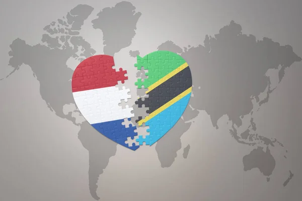 在世界地图的背景上 用坦萨尼亚和荷兰国旗拼凑人心 3D插图 — 图库照片