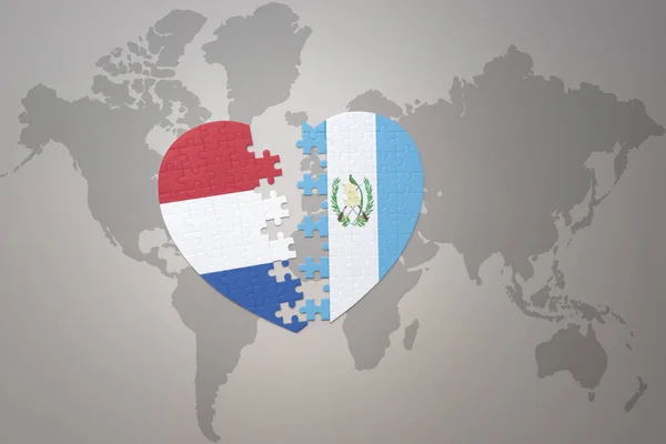 Puzzle Srdce Národní Vlajkou Guatemala Podzemí Pozadí Světové Mapové Koncepce — Stock fotografie