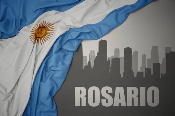 罗萨里奥在灰色背景下挥动着五彩缤纷的阿根廷国旗的文本 勾勒出城市的轮廓 — 图库照片