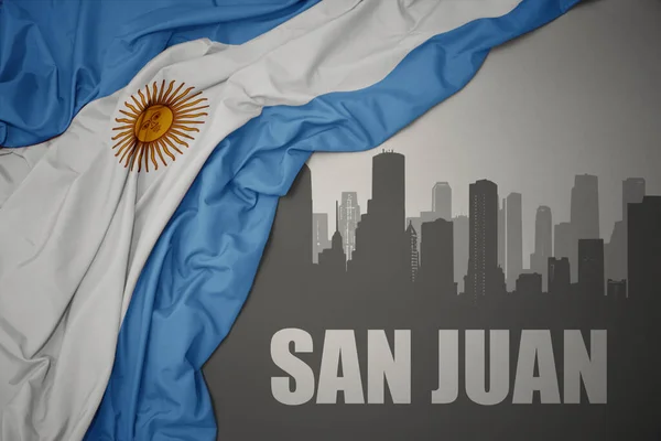 城市的抽象轮廓 文字圣胡安在灰色背景下 在五彩缤纷的阿根廷国旗附近摇曳 — 图库照片