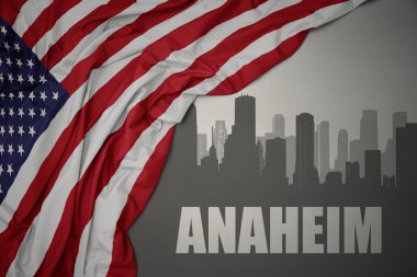 Amerika Birleşik Devletleri 'nin gri arka planında renkli bayrağını sallayan Anaheim yazısıyla şehrin soyut silueti.