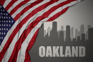 Amerika Birleşik Devletleri 'nin gri arka planında renkli bayrağını sallayan Oakland yazısıyla şehrin soyut silueti.