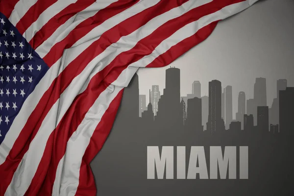 在灰色背景下 迈阿密近于飘扬着五彩缤纷的美国国旗的城市的轮廓 — 图库照片
