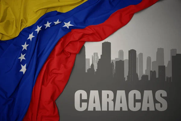 カラカス文字で街の抽象的なシルエット灰色の背景にベネズエラのカラフルな国旗を振って近くカラカス — ストック写真
