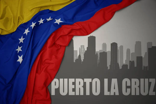 テキストと街の抽象的なシルエットプエルト クルス灰色の背景にベネズエラのカラフルな国旗を振って近く — ストック写真