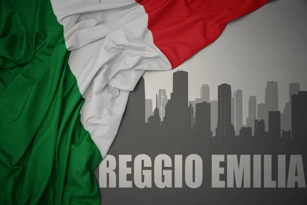 Abstrakcyjna Sylwetka Miasta Tekstem Reggio Emilia Pobliżu Machania Barwną Flagą — Zdjęcie stockowe
