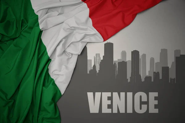 在灰色背景下 威尼斯接近于飘扬着五彩缤纷的意大利国旗 — 图库照片