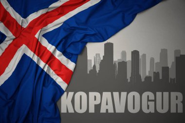 Şehrin soyut silueti ve gri arka planda renkli İzlanda bayrağı sallayan Kopavogur metni..