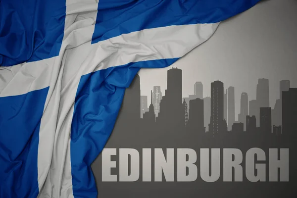 Abstrakt Silhuett Byen Med Tekst Edinburgh Nær Viftende Nasjonalflagg Skotsk – stockfoto