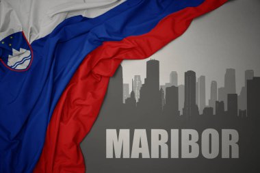 Şehrin soyut silueti. Üzerinde Maribor yazıları var. Gri bir arkaplanda renkli bir Slovakya bayrağı sallıyor..