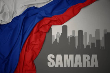 Samara 'nın gri arka planda renkli Rusya bayrağı dalgalanması yakınındaki yazı ile şehrin soyut silueti.