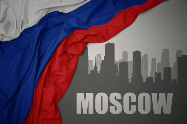 Rusya Nın Gri Arka Planında Renkli Ulusal Bayrağını Dalgalandıran Moskova — Stok fotoğraf