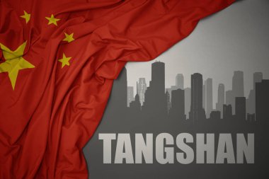 Kentin soyut silueti ve gri arkaplanda renkli Çin bayrağı sallayan Tangshan yazıları..