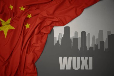Şehrin soyut silueti. Gri arkaplanda renkli bir Çin bayrağı dalgalandıran Wuxi yazısıyla..