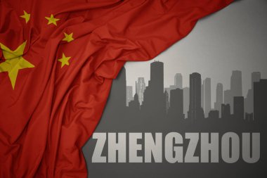 Şehrin soyut silueti. Üzerinde gri bir arkaplanda renkli Çin bayrağı sallayan Zhengzhou yazıları var..
