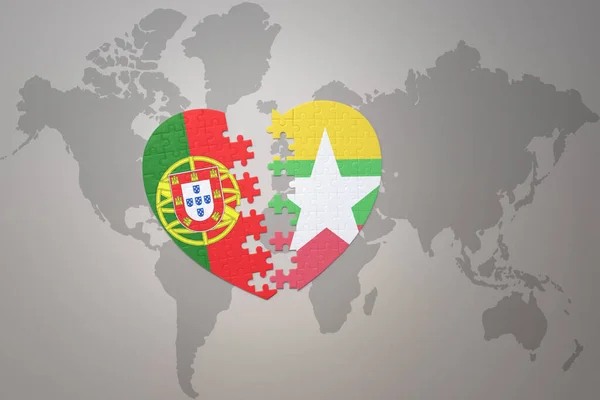 Пуховое Сердце Национальным Флагом Португалии Мясом Задней Стороне Карты Мира — стоковое фото