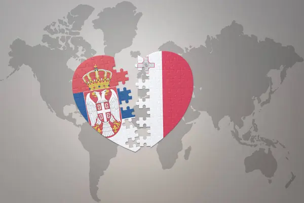 Dünya Haritasının Arka Planında Malta Sırbistan Ulusal Bayrağıyla Bulmaca Kalbi — Stok fotoğraf