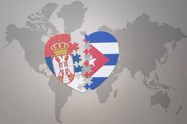 Dünya Haritasında Küba Sırbistan Ulusal Bayrağını Taşıyan Bir Bulmaca Kalbi — Stok fotoğraf