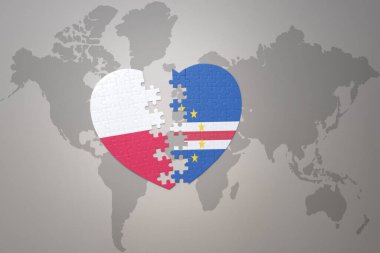 Pelerin Verde ve Polonya 'nın ulusal bayrağıyla bir dünya haritasında bulmaca kalbi. 3B illüstrasyon