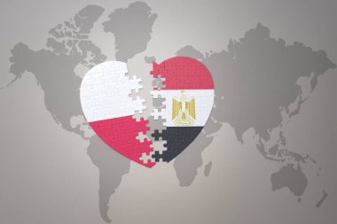 Mısırın ve Polonya 'nın ulusal bayrağıyla ilgili bir bulmaca kalbi dünya haritasının arka planında. 3B illüstrasyon