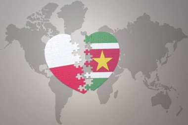 Surinam ve Polonya 'nın ulusal bayrağını içeren bir yapboz kalbi dünya haritasında. 3B illüstrasyon