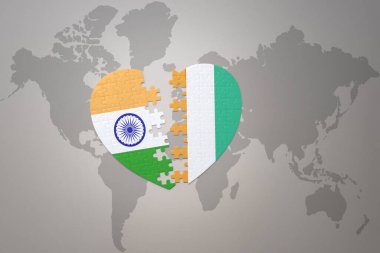 Hindistan 'ın ulusal bayrağını taşıyan bir bulmaca kalbi ve bir dünya haritasında bir divoire. Konsept. 3B illüstrasyon