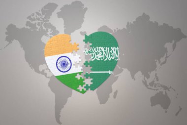 Hindistan ve Suudi Arabistan 'ın ulusal bayrağıyla bir dünya haritasında bulmaca kalbi. 3B illüstrasyon