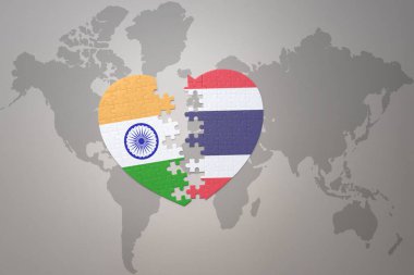 Hindistan ve Tayland 'ın ulusal bayrağıyla bir dünya haritasında bulmaca kalbi. 3B illüstrasyon