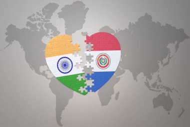 Hindistan ve Paraguay 'ın ulusal bayrağıyla bir dünya haritasında bulmaca kalbi. 3B illüstrasyon