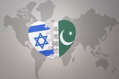 Pakistan ve İsrail 'in ulusal bayrağını taşıyan bir yapboz kalbi dünya haritasında. 3B illüstrasyon