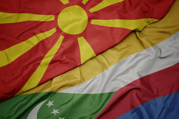 Махаючи Барвистим Прапором Комор Національним Прапором Македонії Ілюстрація Macro — стокове фото