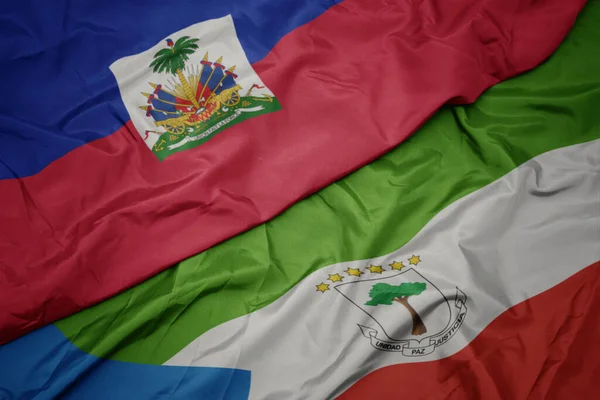 Κυματίζει Πολύχρωμη Σημαία Της Ισημερινής Γουινέας Και Εθνική Σημαία Της — Φωτογραφία Αρχείου
