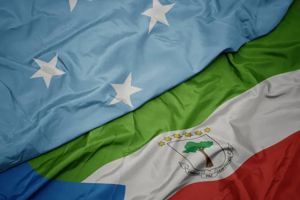 Размахивая Красочным Флагом Экваториальной Гвинеи Национальным Флагом Федеративных Штатов Микронезии — стоковое фото