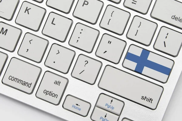灰色の背景のキーボードのフィンランド国旗です コンセプト — ストック写真