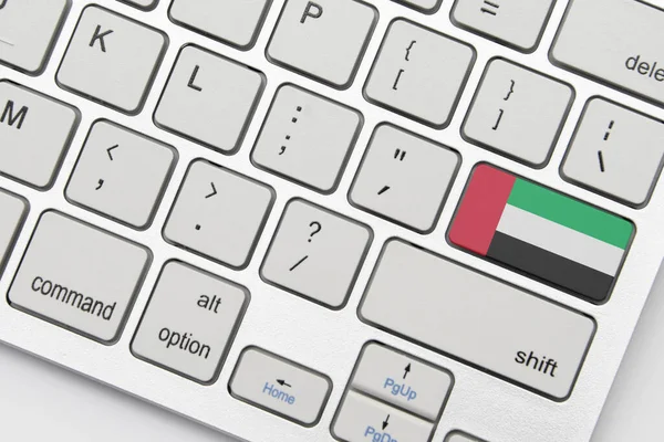 Nationalflagge Der Vereinigten Arabischen Emirate Auf Der Tastatur Vor Grauem — Stockfoto