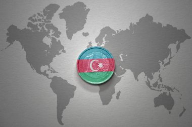 Gri dünya haritasında ulusal Azerbaijan bayrağı bulunan euro sikkesi 33D illüstrasyon. finans kavramı