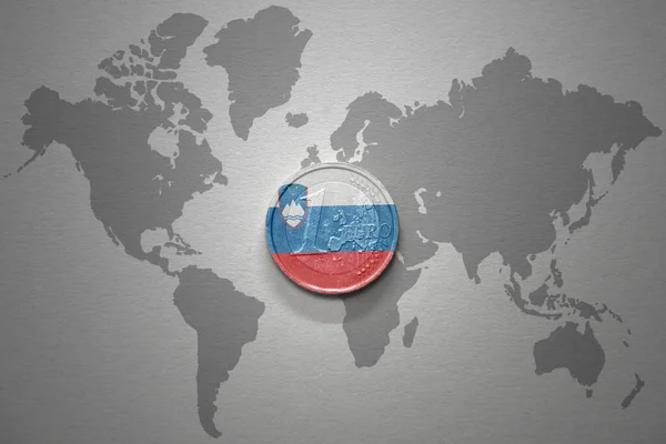Euromünze Mit Slowenischer Nationalflagge Auf Dem Grauen Hintergrund Der Weltkarte — Stockfoto