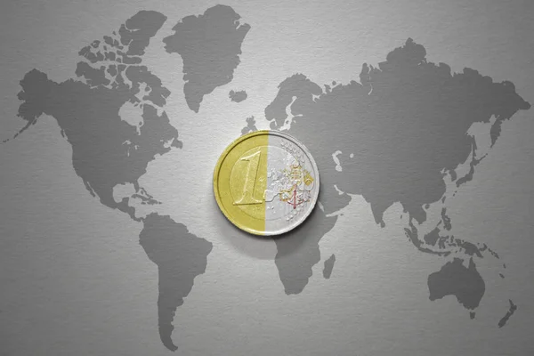 灰色の世界地図の背景にバチカン市の国旗とユーロコイン 金融の概念 — ストック写真