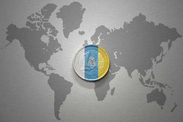 Moneta Euro Flagą Narodową Wysp Kanaryjskich Szarym Tle Mapy Świata — Zdjęcie stockowe
