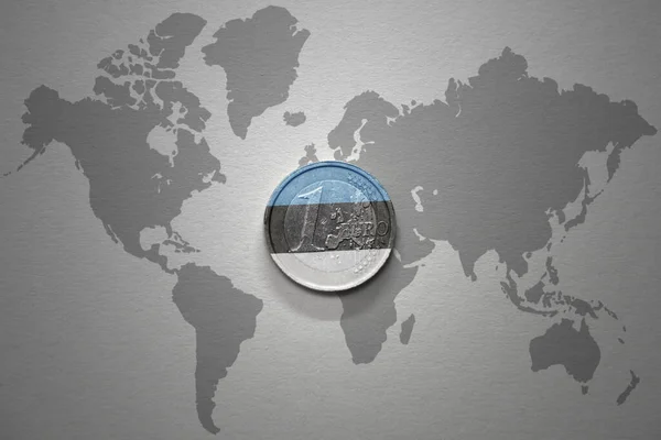 Moeda Euro Com Bandeira Nacional Estônia Fundo Cinza Mapa Mundo — Fotografia de Stock