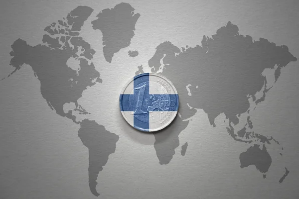 Euromynt Med Finländsk Nationell Flagga Den Grå Världskartan Bakgrund Illustration — Stockfoto