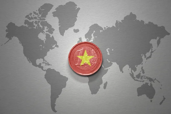 グレーの世界地図の背景にベトナムの国旗を持つユーロコイン 金融の概念 — ストック写真