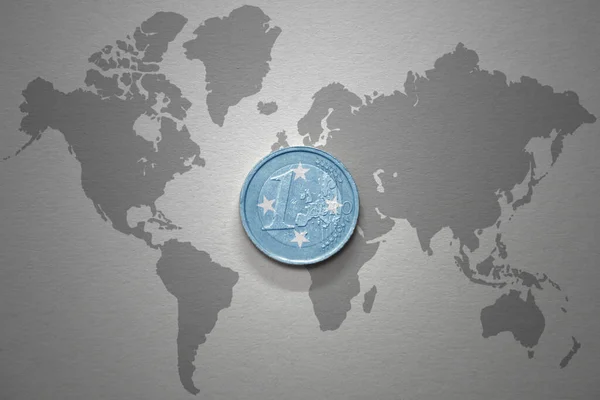 在灰色世界地图背景上印有密克罗尼西亚联邦国旗的欧元硬币 财务概念 — 图库照片