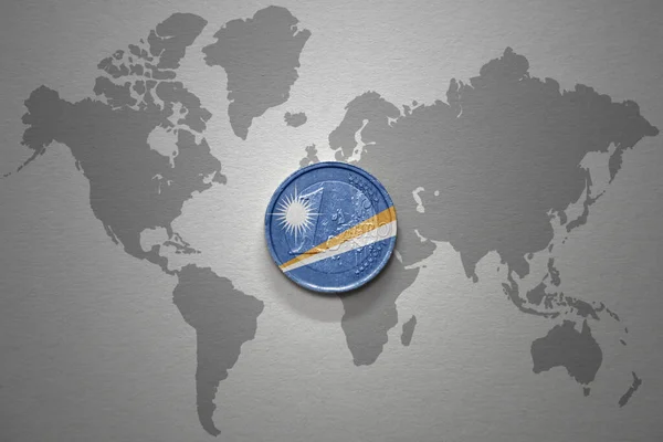 グレーの世界地図の背景にマーシャル諸島の国旗が描かれたユーロ硬貨 金融の概念 — ストック写真