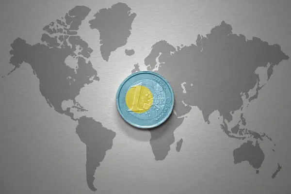 グレーの世界地図の背景にパラオの国旗が描かれたユーロ硬貨 金融の概念 — ストック写真