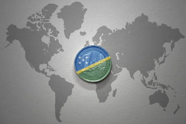 Монета Евро Национальным Флагом Соломоновых Островов Фоне Серой Карты Мира — стоковое фото