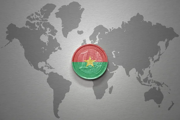 Euromynt Med Nationell Flagga Burkina Faso Den Grå Världskartan Bakgrund — Stockfoto