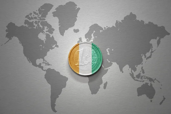 Монета Євро Національним Прапором Коте Дівуара Сірому Фоні Карти Світу — стокове фото