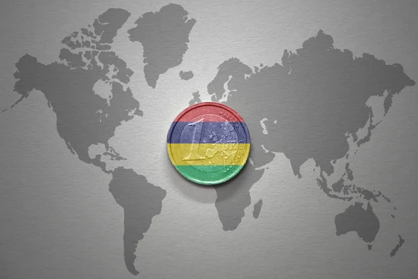 Moneta Euro Narodową Flagą Mauritiusa Szarym Tle Mapy Świata Ilustracja — Zdjęcie stockowe